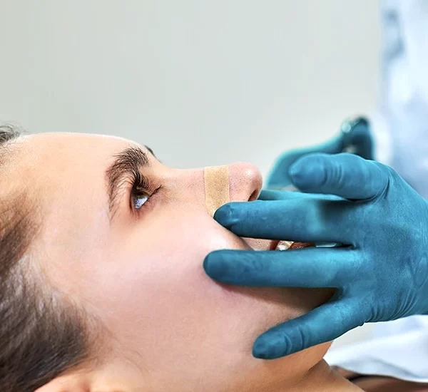 doctor examinando paciente antes de la rinoplastia